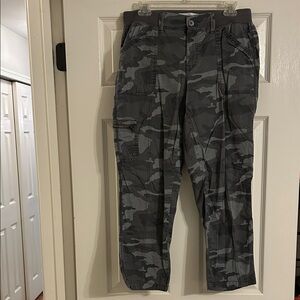 Sonoma Women's Gray Camouflage Capris